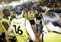 Yago Casal se dirige a sus jugadores un tiempo muerto del partido del pasado s�bado.
