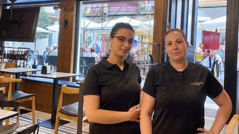 Mariam Mounib y Miriam Daz, trabajadoras en la cafetera La Plattea, en Gijn.