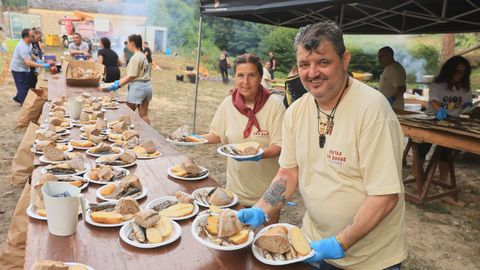 La alcaldesa de Viveiro, Mariña Gueimunde, y el edil Domingo González, en la sardiñada