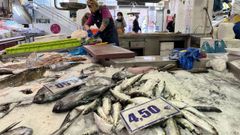 De 4,50 a 7 euros el kilo se vend�an ayer las sardinas de la r�a en pescader�as del mercado vigu�s de O Calvario
