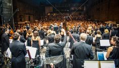 La Filharmon�a de Galicia en una de las actuaciones en A Quintana repleta de p�blico durante las fiestas del Ap�stol. 