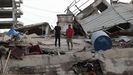 Dos hombres, entre los escombros de un edificio en Catia La Mar, en La Guaira, Venezuela