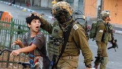 Soldados israel�es arrestan a un ni�o palestino, acusado de arrojar piedras durante enfrentamientos en Hebr�n la pasada semana