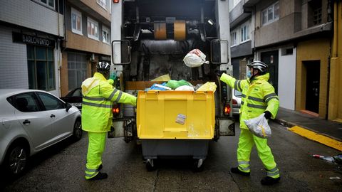 Trabajadores del servicio de recogida de residuos de A Corua