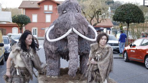 Hasta un mamut particip� en el desfile del carnaval de Sarria