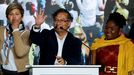 Gustavo Petro celebra su triunfo ayer en Bogot� junto a la candidata a vicepresidenta, Francia M�rquez
