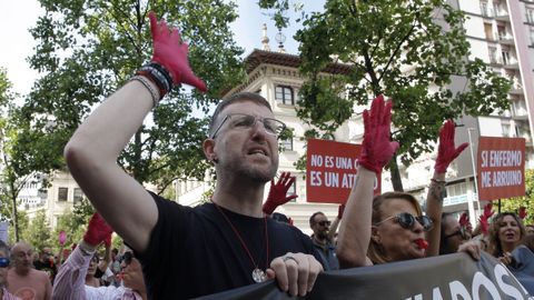 Decenas de personas han participado este domingo en Gij�n en una manifestaci�n convocada por la Plataforma por la Dignidad de los Aut�nomos para reclamar una reforma del r�gimen de la actividad que incluya beneficios sociales y laborales equivalentes a los de los empleados por cuenta ajena