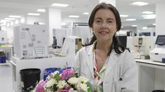 Delfina Su�rez, con el ramo de flores que le regalaron sus compa�eros del laboratorio del CHUO
