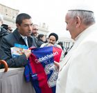 El papa Francisco. ayer con un hincha del Almagro. 