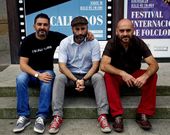 O director, no centro, xunta dous dos seus actores. 