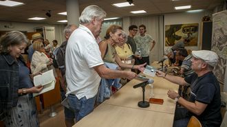 Presentaci&oacute;n en Boiro da novela&nbsp;&laquo;Os abandonos&raquo;, de Ant&oacute;n Riveiro Coello