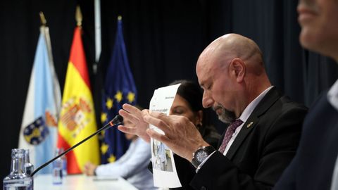 PLENO MOCION DE CENSURA EN EL CONCELLO DE RIBEIRA, DONDE LUIS PEREZ BARRAL ALCALDE DEL BNG CEDE EL BASTON DE MANDO A LA NUEVA ALCALDESA MARIA JOSE SAMPEDRO CANDIDATA DEL PP, PRIMERA MUJER EN ESTE PUESTO.