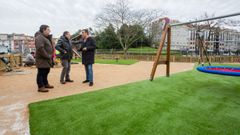 El concejal Xaqu�n Moreda (a la derecha), durante la visita al renovado parque infantil de Ribeira dos Peiraos