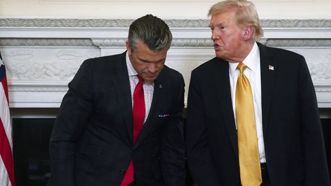 El presidente de Estados Unidos, Donald Trump, y el secretario de Guerra, Pete Hegseth, durante una mesa redonda con el Grupo de Trabajo de Seguridad Nacional�en la Casa Blanca en octubre.