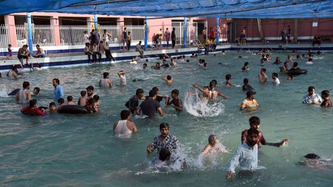 Varias personas combaten las altas temperaturas en una piscina de Lahore, en Pakist�n.