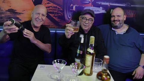 El presidente de los cantineros cubanos, Jos� Rafa Malem (centro), estuvo ayer en un local de Riego de Agua explicando algunos secretos de sus c�cteles y ma�ana mostrar� la t�cnica a alumnos del Paseo das Pontes.