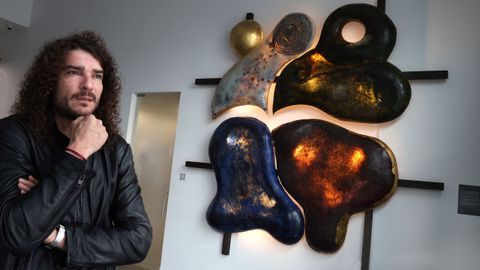 El escultor boirense Tucho Abalo junto a su �ltima obra �Javota�