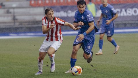 Nacho Castillo (6) ante Xabier (2), en el mojado césped de O Couto.
