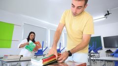 Varios profesores preparan el banco de libros.