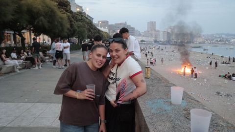 Las playas de Riazor y Orz�n amanecen llenas de basura tras la noche de San Xo�n