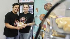 Datzaimy Surez, junto a su marido Vctor Gmez, abri la pastelera Lugo Sweet en la Ra Ourense, 93