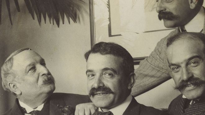 Aby Warburg ?en el centro de la imagen?, retratado en torno a 1902 junto a su padre y dos de sus hermanos.