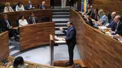 El jefe del Ejecutivo asturiano en funciones, Adrin Barbn, durante su intervencin en el debate de investidura que se celebra este martes en la Junta General del Principado.