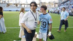 Marco Garc�s, con �scar Marcos y en presencia de Mouri�o y Cao, tras el ascenso del Celta Fortuna.