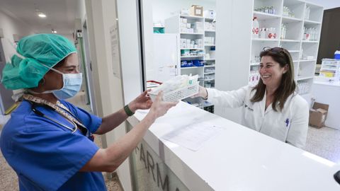Cristina Carrera dispensando fármacos del servicio de farmacia del Rof Codina