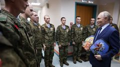 En su visita al hospital militar, Putin compareció con dos iconos ortodoxos que los soldados emplearon supuestamente como chalecos antibalas.