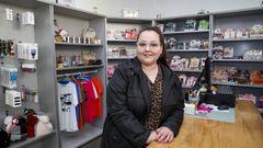 Patricia abri� su tienda en la calle de Abaixo rianxeira hace solo unos meses y est� contenta con la acogida.