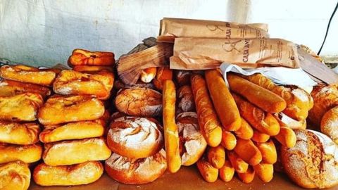 Barras de pan elaboradas en Casa Anton. Alguna de ellas forma parte de los packs sorpresa que el obrador comercializa a trav�s de Too Good To Go para evitar el desperdicio de alimentos