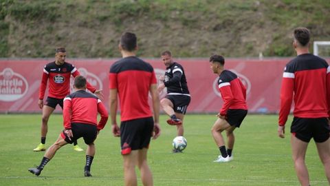 Curro Torres trabajando con algunos jugadores del Lugo en un entrenamiento en O Ceao