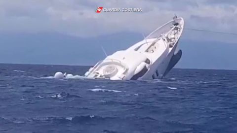 Captura del vdeo difundido por la Guardia Costiera de Italia del naufragio del yate de lujo My Saga. Los cinco tripulantes y los cuatro pasajeros fueron rescatados