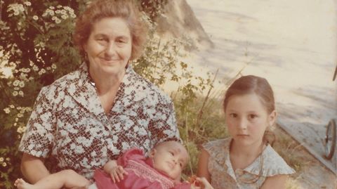 Unha imaxe feita en 1979 no xard�n de Carballo, coa avoa Carmen de Bu�o, a curm� irm� Tania, e a nena � Fransy.
