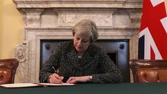 La hist�rica firma que pone fin a 44 a�os de relaci�n entre Londres y Bruselas