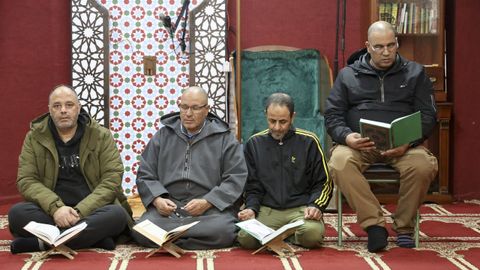Varios de los usuarios de la mezquita de Ferrol, en uno de los rezos, el viernes de la semana pasada.