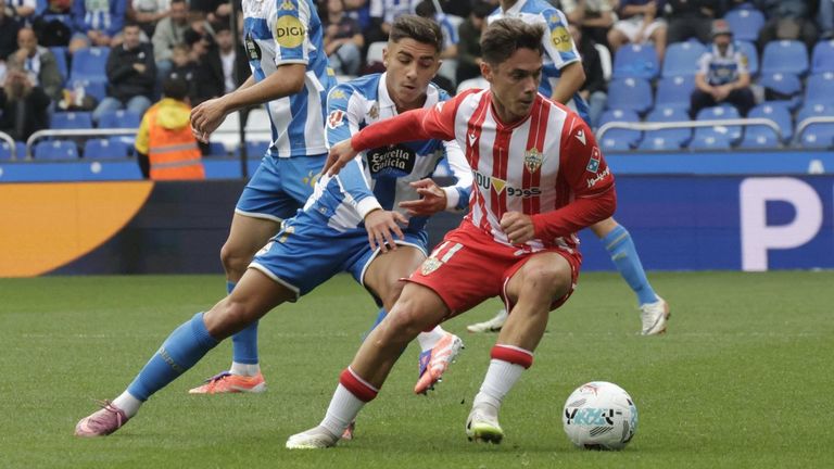 Yeremay pugna por un bal�n con Sergio Arribas en el encuentro de la primera vuelta en Riazor.
