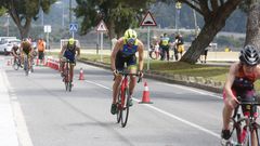 M�s de 200 atletas en el triatl�n de Poio