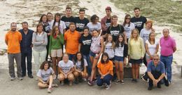 Los participantes del campo de trabajo estuvieron con las autoridades en la playa de Balar�s. 