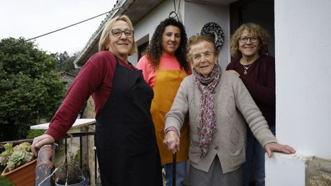 Carmen, a la izquierda, se jubila y cierra Casa Tom�. Su hija Sara, su madre Josefa, de 102 a�os, y Fina, su hermana.