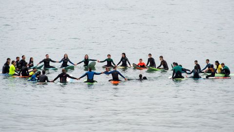 Emotivo homenaje a Ignacio Echevarr�a en la playa de El Sardinero en Santander