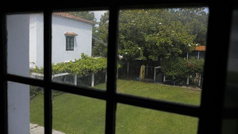 Entre las edificaciones se alza una pequeña parra