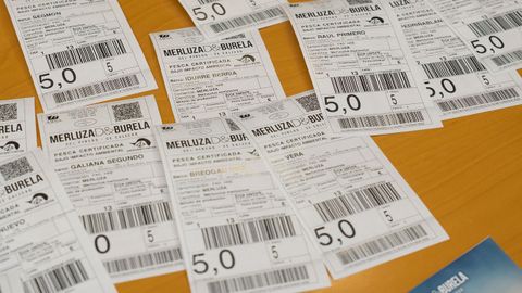 Etiquetas de Pescaenverde, que acreditan que la merluza del pincho de Burela la pescan 24 barcos con bajo impacto ambiental, la �nica flota de altura con este certificado que expide la Universidade de Santiago de Compostela.