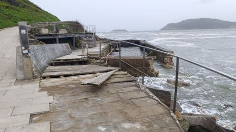 El mar destroz� parte de la cet�rea en Baiona