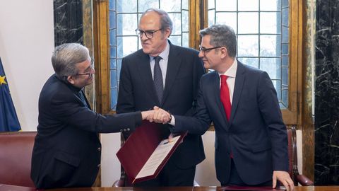 Arg�ello (a la izquierda), saludando a Bola�os (derecha) en presencia de �ngel Gabilondo en una foto del mes de marzo, en la rueda de prensa�del plan de reparaci�n de las v�ctimas de la pederastia