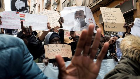 Protesta en el barrio de Lavapi�s tras la muerte del mantero senegal�s Mmame Mbage