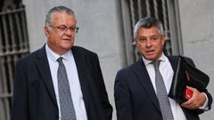 El expresidente de Plus Ultra Julio Mart�nez Sola, a la izquierda, junto a su abogado, a su llegada a la Audiencia Nacional.