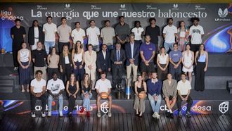 Foto de familia de todos los jugadores asistentes en la sede corporativa de Endesa, patrocinador principal de las dos competiciones de �lite del baloncesto espa�ol