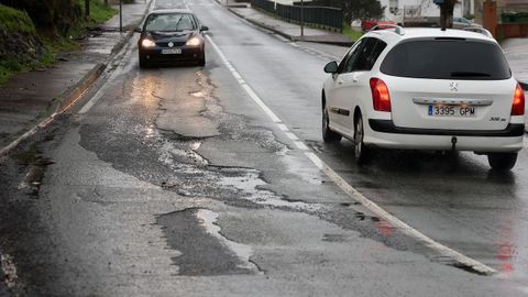 A estrada de Bamio que soporta un intenso tr�fico do pol�gono industrial ten varios metros de estrada en moi mal estado
